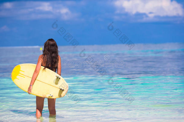 美丽的冲浪者女人在夏天冲浪