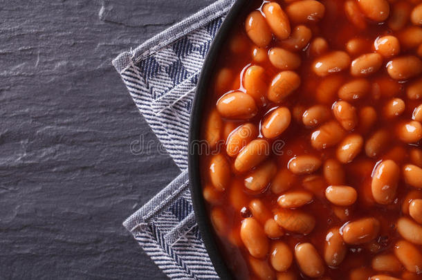 番茄里的豆子在盘子特写上。 水平顶部视图