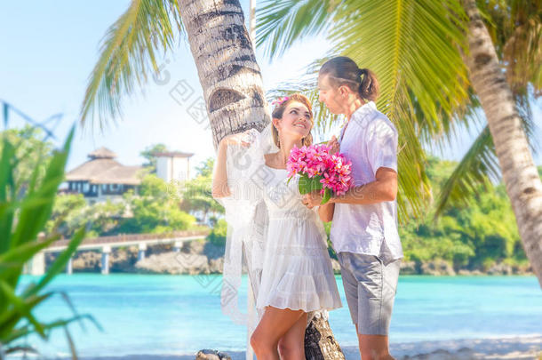 新娘和新郎，年轻的爱的夫妇，在他们的婚礼日，户外海滩婚礼在热带海滩和海洋背景