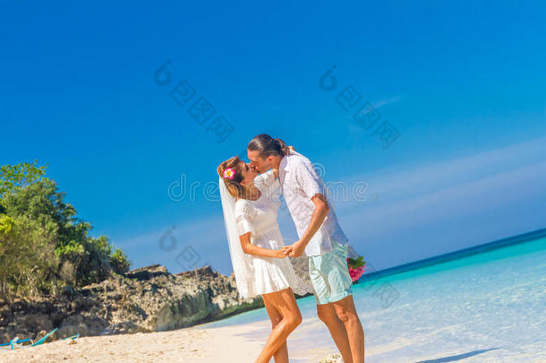 新娘和新郎，年轻的爱的夫妇，在他们的<strong>婚礼</strong>日，<strong>户外</strong>海滩<strong>婚礼</strong>在热带海滩和海洋背景