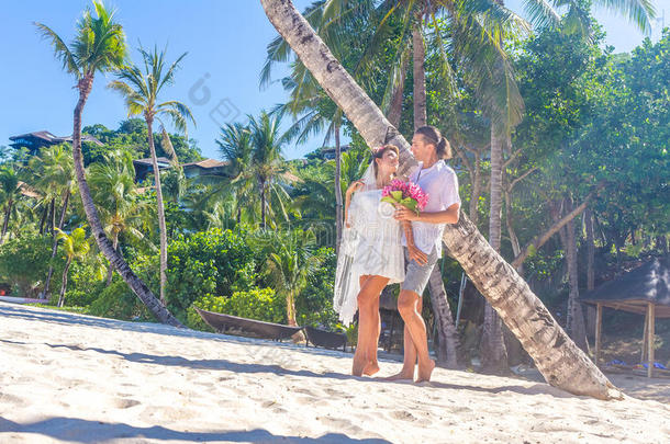 新娘和新郎，年轻的爱的夫妇，在他们的<strong>婚礼</strong>日，<strong>户外</strong>海滩<strong>婚礼</strong>在热带海滩和海洋背景