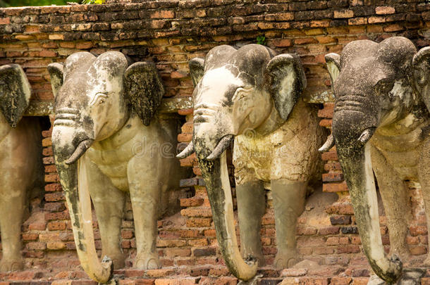 泰国苏霍<strong>台历</strong>史公园的大象雕像