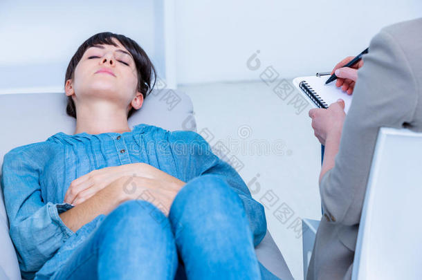 <strong>心理咨询</strong>师写作时躺在沙发上沉思的女人