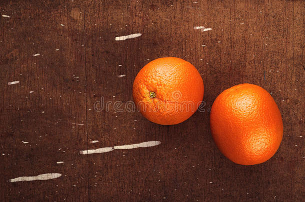 新鲜成<strong>熟</strong>的甜橙果，在土<strong>褐色</strong>的木材背景上