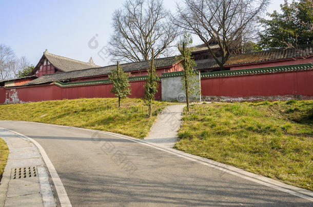 在阳光明媚的春天，山顶<strong>中国传统建筑</strong>前的沥青路