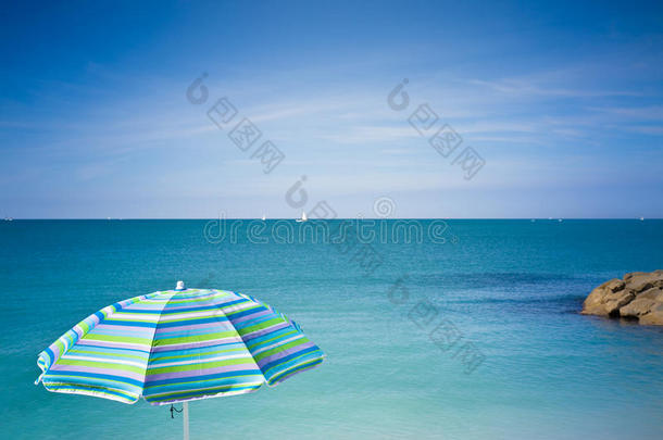 蓝色沙滩伞靠在大海上