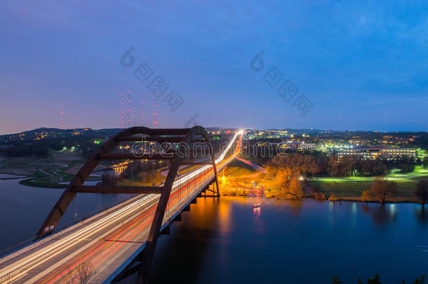 日落时俯瞰大桥。