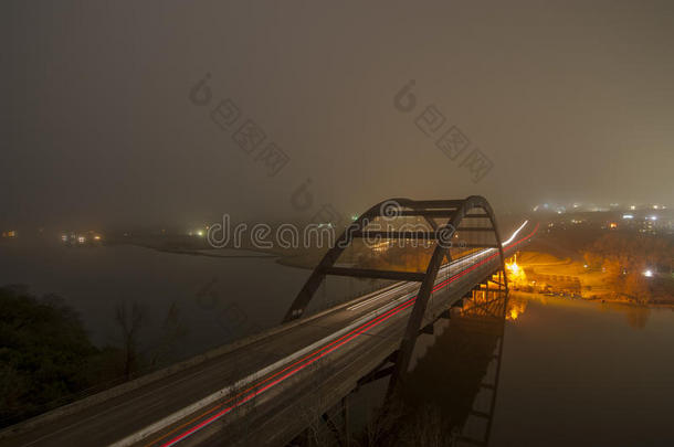 晚上有雾的桥