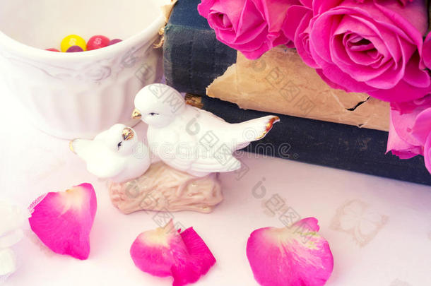雕像婚礼鸽子在<strong>爱情</strong>情人节花束粉红色玫瑰在旧书花卉背景是<strong>爱情</strong>温柔，复古