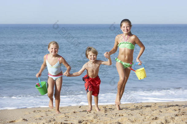 一群享受海滩假期的孩子
