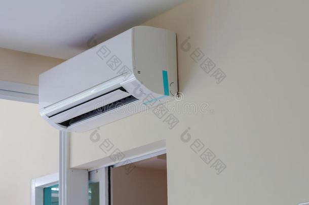空调安装在墙上的公寓或会议室