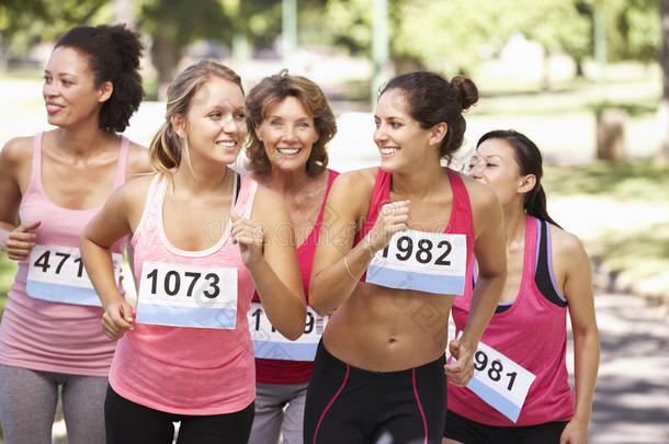 一群参加慈善马拉松比赛的女运动员
