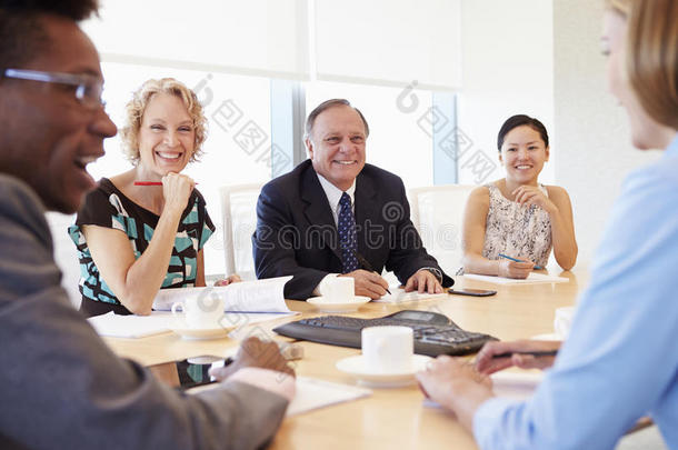 五个商人在会议室开会