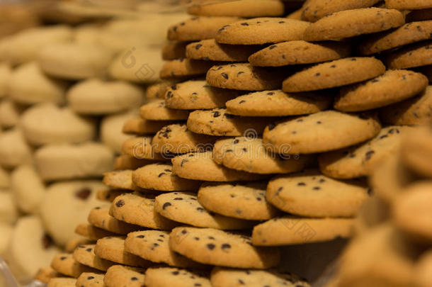 新鲜烤饼干在农贸市场或商店出售