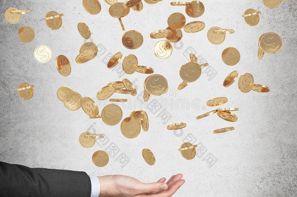 关闭开放的手掌和下降的金币从天花板。