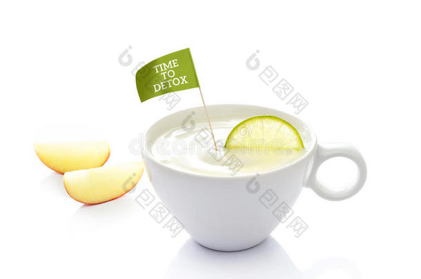 排毒饮食，酸奶在杯与柠檬和旗帜文本时间排毒在白色背景