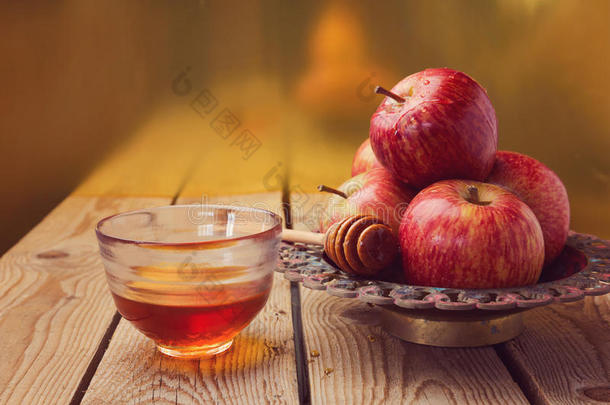 <strong>金色</strong>背景上的苹果和蜂蜜。 犹太罗什哈萨纳（新年）庆祝<strong>活动</strong>
