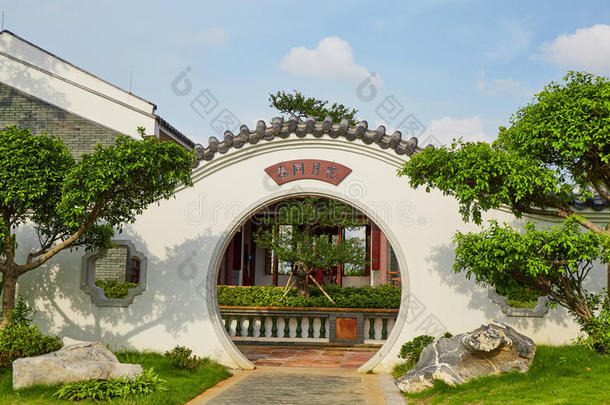 中国圆形大门在后院景观花园