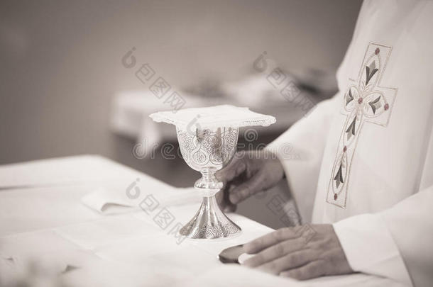 天主教牧师在教堂婚礼<strong>结婚仪式</strong>上