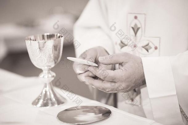 天主教牧师在教堂婚礼结婚仪式上