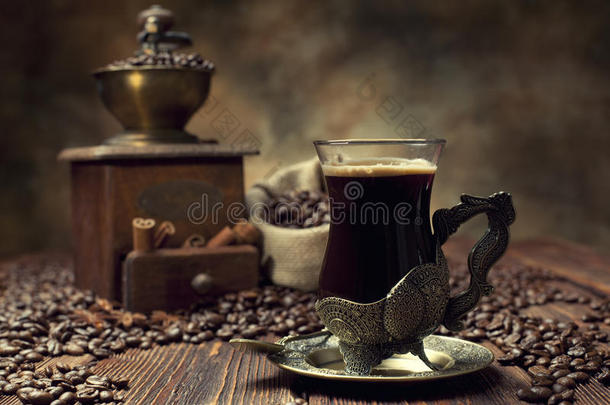咖啡杯和豆子，咖啡机和帆布袋