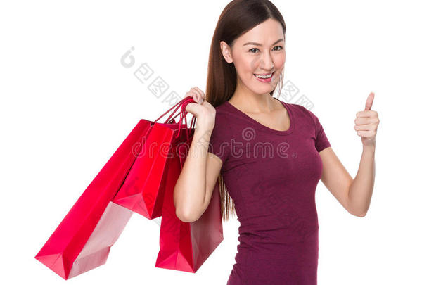 亚洲女人拿着<strong>购物</strong>袋，竖起大拇指