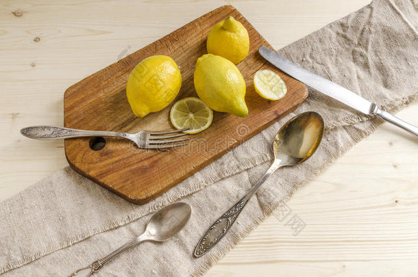 水果和柠檬片在旧的木制砧板上