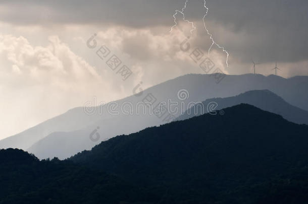 <strong>风电</strong>场上空的电力风暴，涡轮机。 意大利罗尼加纳。