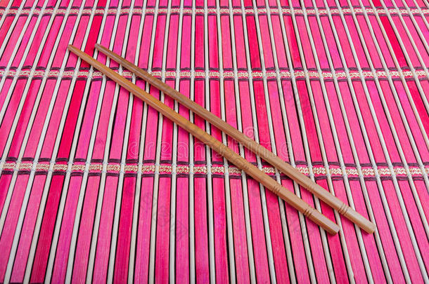 筷子在红色<strong>竹席</strong>背景上