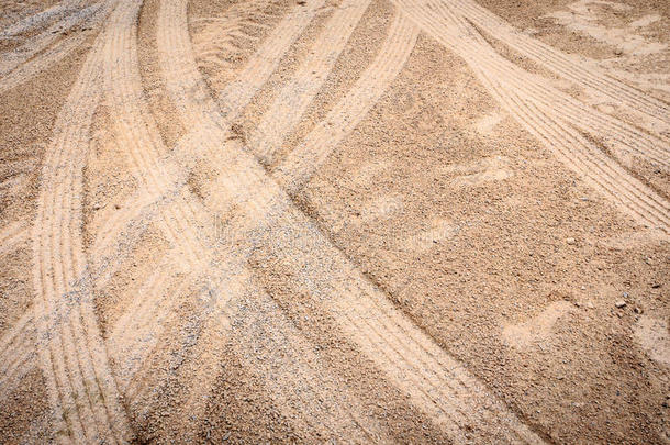 沙子上的汽车轮胎痕迹