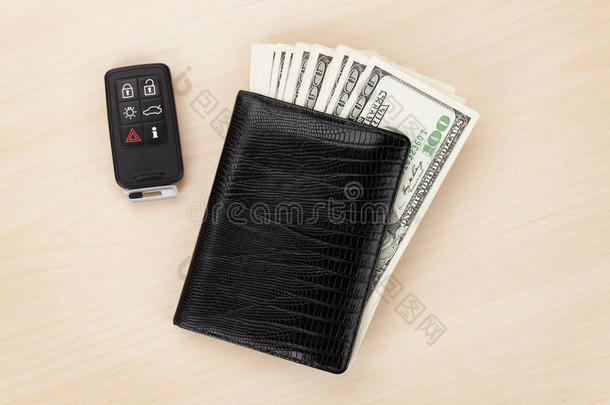 现金钱包和汽车遥控钥匙