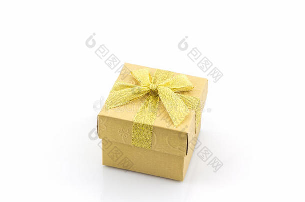 带丝带蝴蝶结的金色礼品盒。