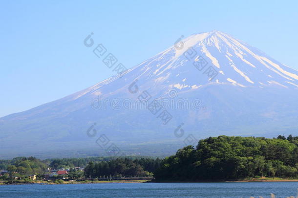 美丽的福吉山，清澈的<strong>蓝</strong>天来自山中子湖