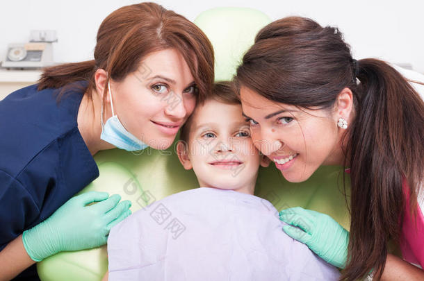 友好的牙科团队和<strong>儿童</strong>，男孩或<strong>儿童</strong>病人