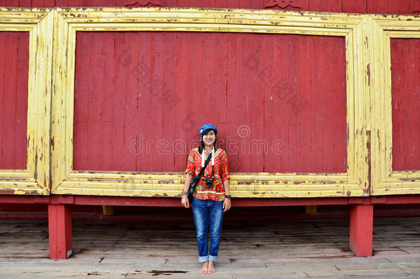 曼德勒宫殿有木制红色背景的亚洲女子肖像