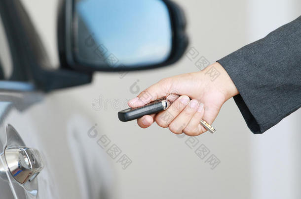 忙碌的女人展示了一把<strong>遥控汽车</strong>钥匙