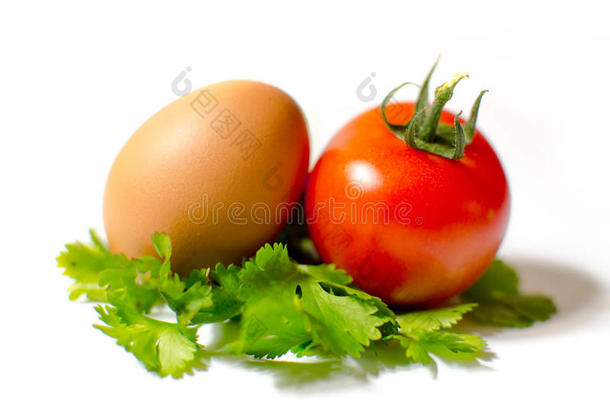 一只鸡蛋和一个西红柿在一片欧芹上