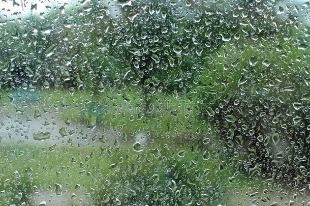 雨<strong>滴滴</strong>滴在玻璃上