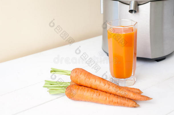 新鲜胡萝卜汁与榨汁机