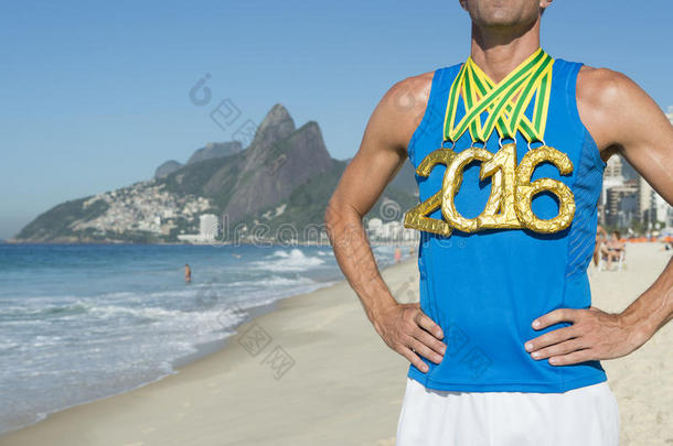 2016年金牌运动员站在伊帕内马海滩里约