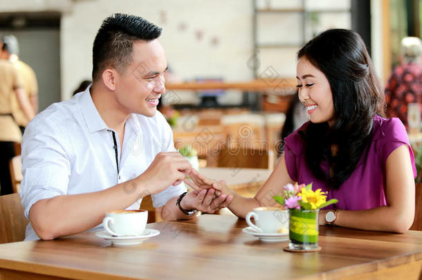 一个男人在约会时向他的女朋友<strong>求婚</strong>