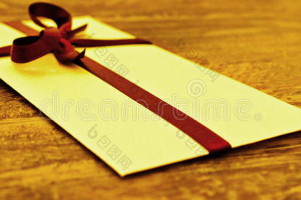 带红丝带的信封，礼物