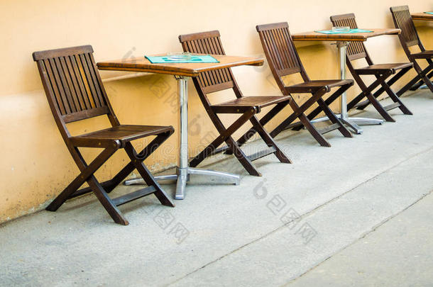 街上的椅子和桌子-咖啡，酒吧