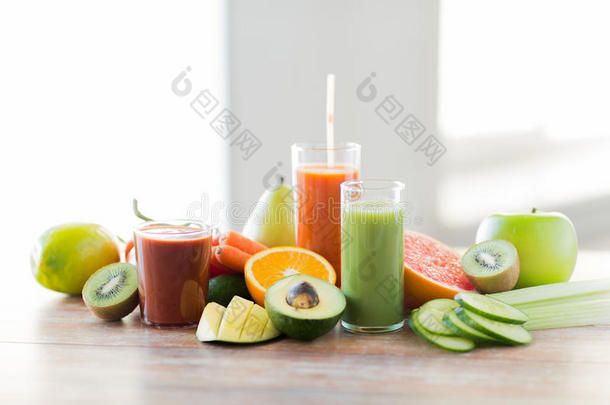 关闭桌子上的新鲜果汁、玻璃和水果
