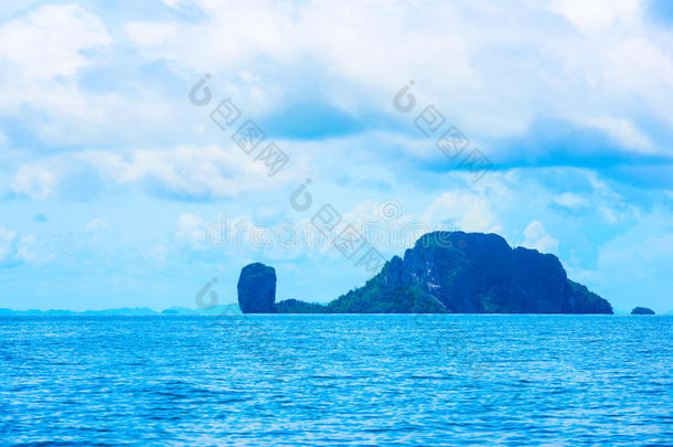 美丽的蓝海和天空上的云与岛屿，全景，<strong>旅游</strong>背景，<strong>普吉岛</strong>，泰国