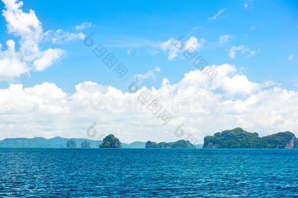 蓝色热带海洋和天空上的云与岛屿，全景，旅游目的地，普吉岛，泰国