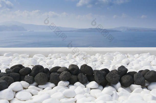 白色的黑色火山石。 桑托里尼岛的装饰细节