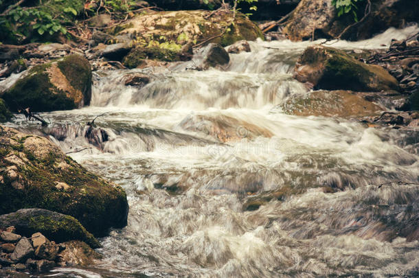 清澈的溪水河流在山间景观