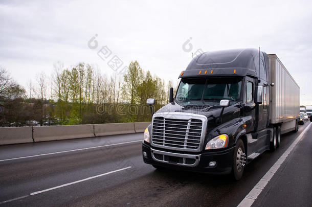 <strong>大型</strong>黑色现代半<strong>卡车</strong>拖车在公路上的交通