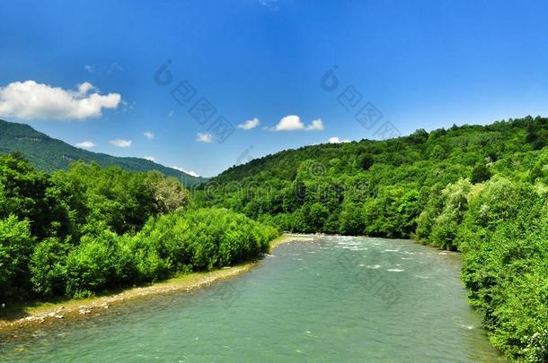 阳光明媚的一天，美丽的山水山河